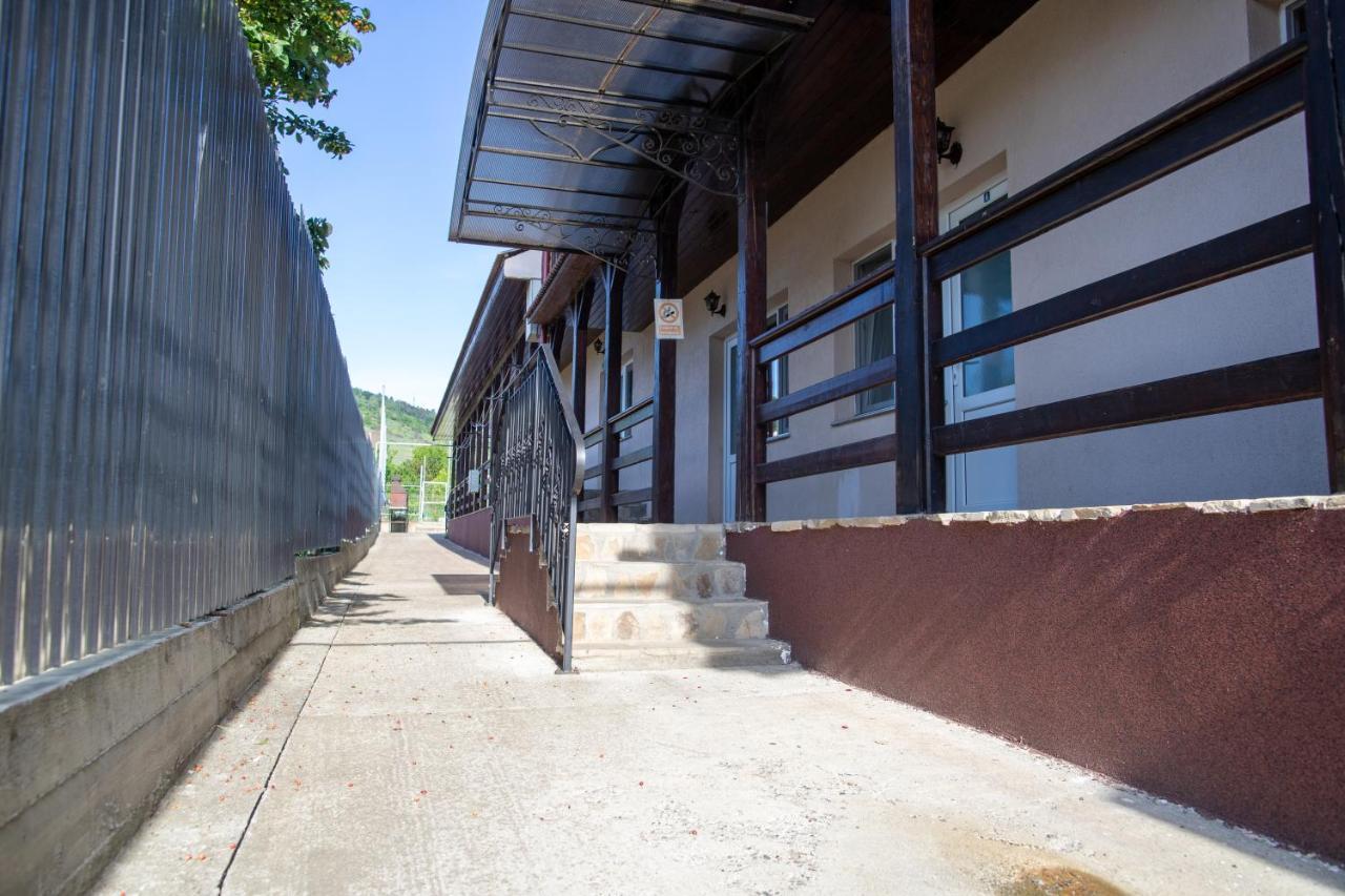 Motel Aris Meridian Piatra Neamt Exterior photo