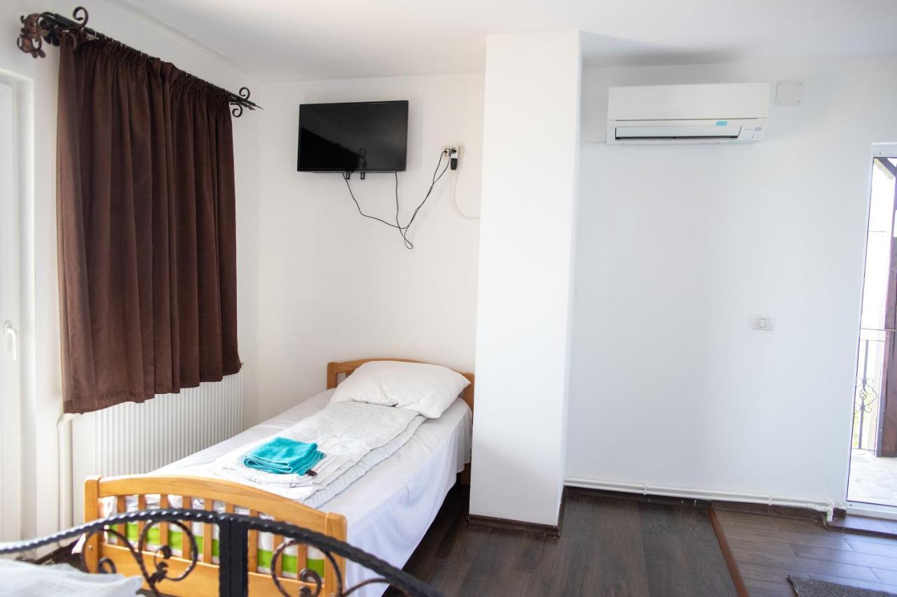 Motel Aris Meridian Piatra Neamt Exterior photo
