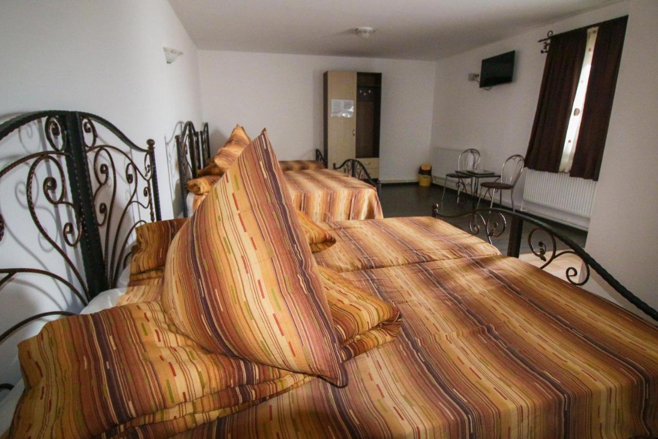 Motel Aris Meridian Piatra Neamt Exterior photo